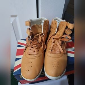 Women Reebok sneaker